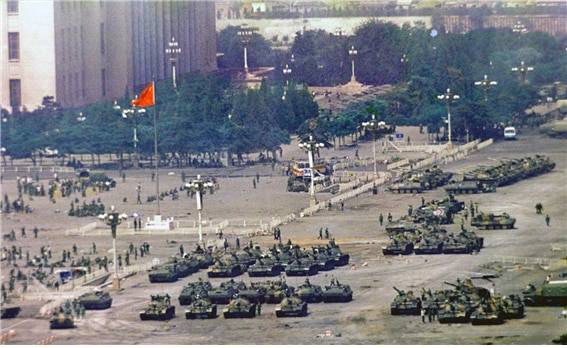 1989년 6월 5일 베이징 시내에 집결한 탱크 부대의 모습. /Jeff Widener/AP