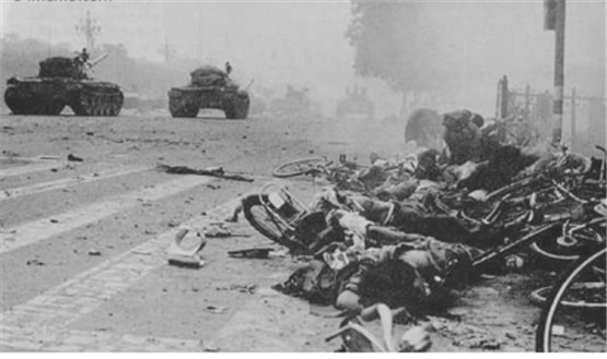 1989년 6월 4일 새벽 탱크 부대가 지나가는 베이징 시내 시창안(西長安)가 류부커우(六部口)에 널브러져 있는 희생자 시신들. /1989년 6월 19일 타임(Time)지 게재.