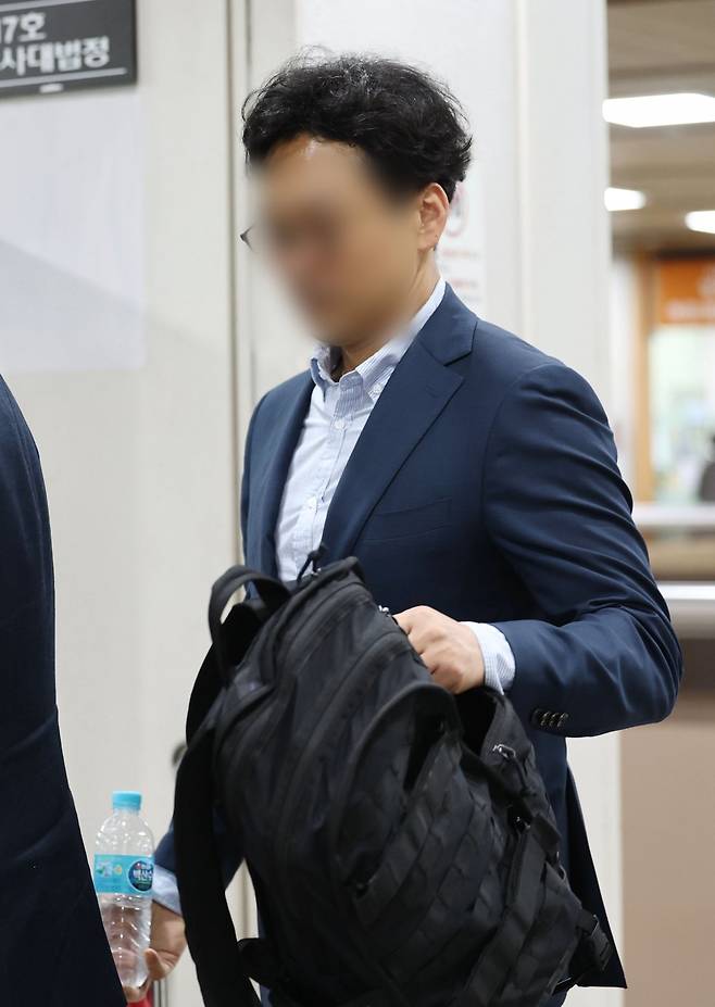 정민용 변호사가 지난달 4일 오전 서초구 서울중앙지법에서 열린 김용 전 민주연구원 부원장의 불법 정치자금·뇌물 수수 관련 공판에 출석하고 있다. 뉴스1