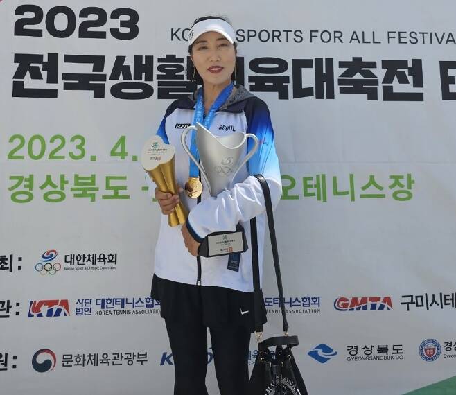 김선영 씨가 2023 전국생활체육대축전에서 우승한 뒤 포즈를 취했다. 김선영 씨 제공.