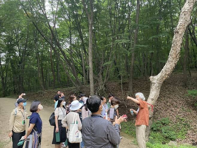 [서울=뉴시스] 2022 동구릉 자연학습장 가는 길 숲 해설 /사진=뉴시스