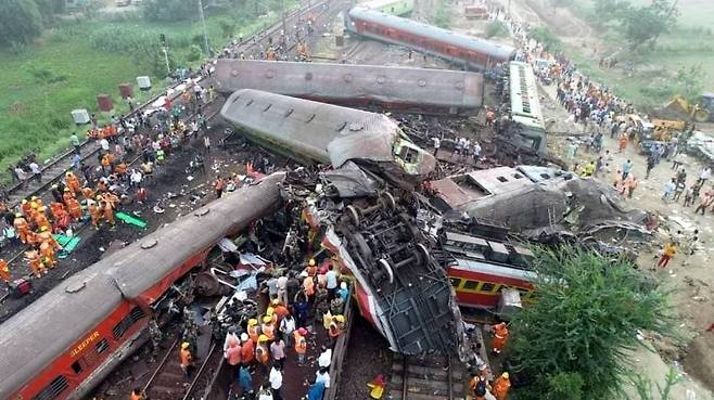 지난 2일(현지시간) 인도 동부 오디샤주 발라소레 지역에서 열차 충돌사고가 발생했다. 구조요원들이 3일 구조작업을 하고 있다. /EPA 연합뉴스