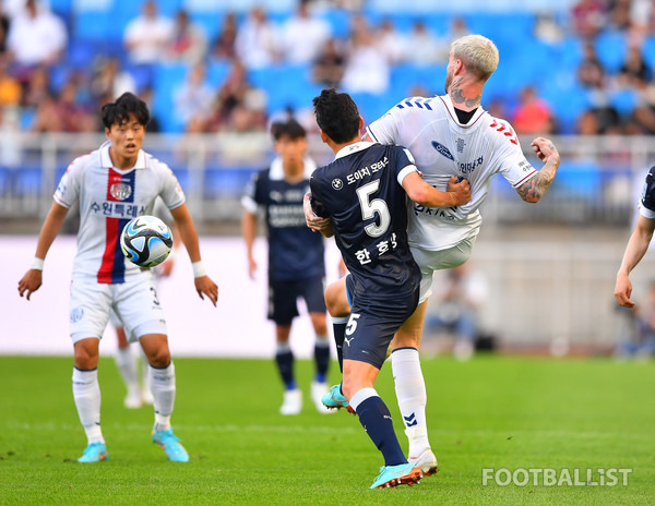 한효상(왼쪽, 수원삼성), 라스(오른쪽, 수원FC). 서형권 기자