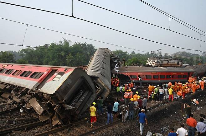 3일(현지시각) 인도 오디샤주 발라소르 열차 삼중 추돌 현장에서 구조대원들이 생존자 수색을 하고 있다. 이 사고로 사상자가 1100여명을 넘어선 상황이다.  오디샤/AFP 연합뉴스