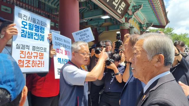 3일 광주 북구 운정동 국립 5·18민주묘지 앞에서 시민단체와 특전사동지회 관계자들이 설전을 벌이고 있다. 광주=김진영 기자