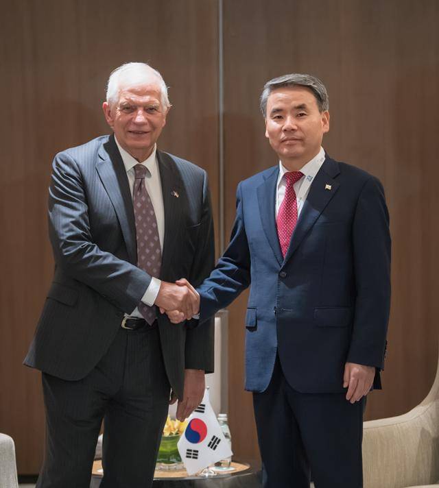 이종섭 국방부 장관이 3일 싱가포르 샹그릴라 호텔에서 열린 제20차 아시아안보회의를 계기로 호세프 보렐 EU 외교안보정책 고위대표와 양자회담을 하기 전 기념촬영하고 있다. 국방부 제공