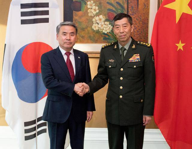 이종섭(왼쪽) 국방부 장관이 3일 오후,싱가포르에서 열린 제20차 아시아안보회의를 계기로 리샹푸 중국 국방부장과 양자회담을 갖고 악수를 하며 기념촬영을 하고 있다. 국방부 제공