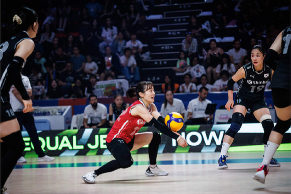 한국 여자배구 대표팀의 문정원이 리시브를 하고 있다. [사진=국제배구연맹(FIVB)]