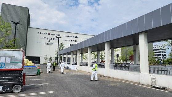 1일 오후 대전시 유성구 현대프리미엄아울렛 대전점에서 업체 관계자들이 재개장을 앞두고 막바지 작업을 진행하고 있다. 신진호 기자