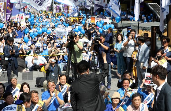이재명 더불어민주당 대표가 3일 오후 부산 서면 쥬디스태화 앞에서 열린 후쿠시마 원전 오염수 방류 반대 영남권 규탄대회에 참석해 참석자들을 향해 엄지를 치켜세우고 있다. 뉴스1