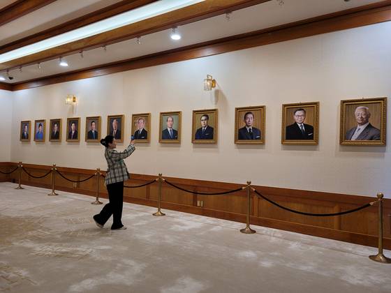 청와대 세종실 입구에서 역대 대통령 초상화를 찍는 관람객. 문소영 기자