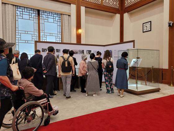 2일 오전 청와대 본관 관람객들이 문화체육관광부가 청와대 개방 1주년을 맞아 1일부터 시작한 특별전시 '우리 대통령들의 이야기, 여기 대통령들이 있었다'를 둘러보고 있다.  문소영 기자