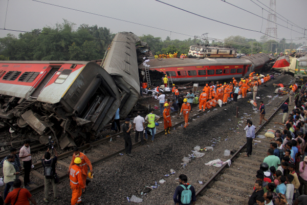 3일 인도 열차 충돌 사고 지역에서 구조대원이 구조 수색 작업을 진행하고 있다. AP 연합뉴스