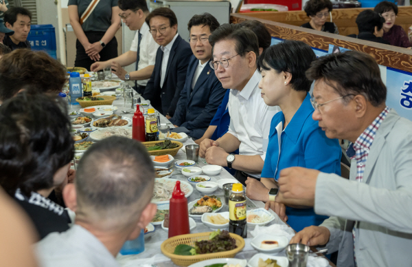 이재명 더불어민주당 대표가 ３일 부산 자갈치시장에 방문해 수산업계 관계자들과 오찬을 하고 있다. 이원준 기자