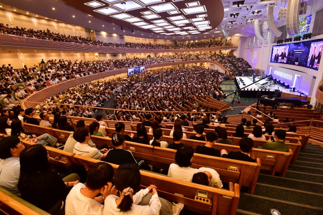 수많은 청소년, 청년들이 2일 서울 서초구 사랑의교회(오정현 목사)에서 열린 ‘빌리 그레이엄 전도대회 50주년 기념대회 청소년 집회’에 참석한 모습. 신석현 포토그래퍼