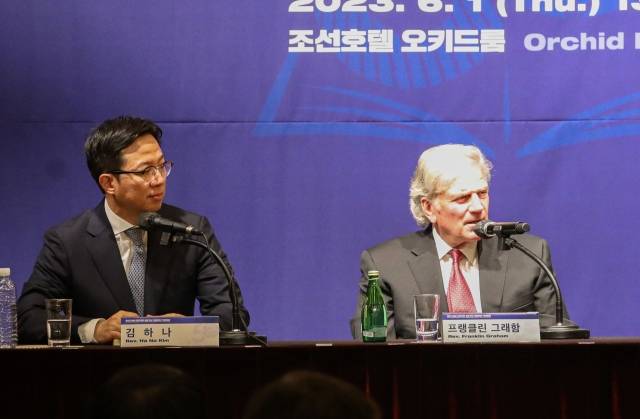 김하나 목사(왼쪽)가 지난 1일 서울 중구 웨스틴 조선 호텔에서 열린 빌리 그레이엄 전도대회 50주년 기념대회 기자회견에서 프랭클린 그레이엄 목사 옆에서 통역을 돕고 있다. 뉴시스