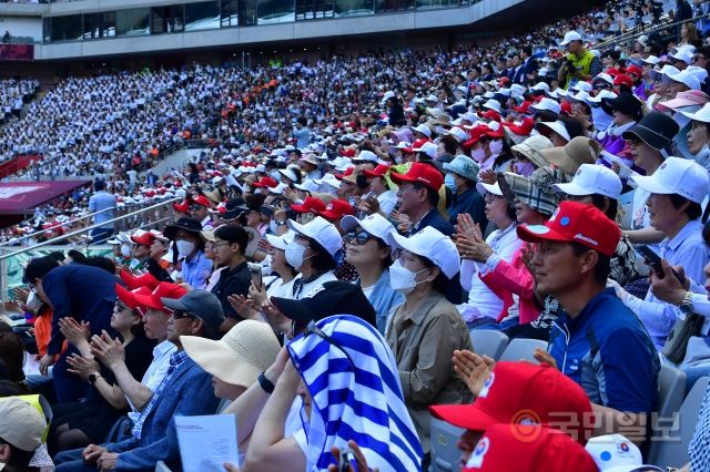 '빌리 그레이엄 전도대회 50주년 기념대회' 참석자들이 3일 서울 월드컵 경기장에서 손뼉을 치며 찬양하고 있다. 신석현 포토그래퍼