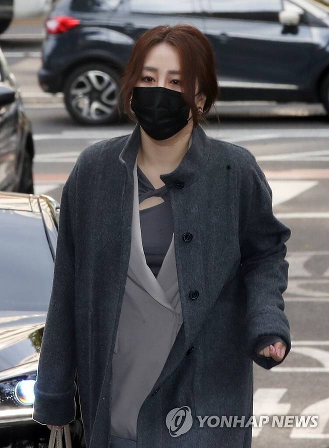 '고발 사주' 의혹 최초 제보자인 조성은 씨가 명예훼손 등의 혐의로 국민의힘 의원들을 고소한 사건에 대한 고소인 조사를 받기 위해 서울 마포구 서울경찰청 반부패·공공범죄수사대로 들어서고 있다. 2021.11.10