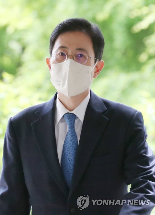 '고발사주 의혹'으로 기소된 손준성 서울고검 송무부장이 서초구 서울중앙지방법원에서 열린 속행 공판에 출석하고 있다. 2023.4.24