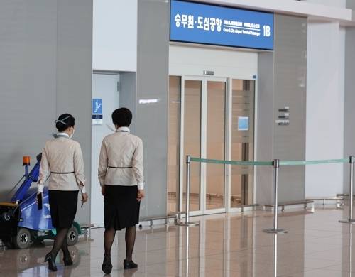 최근 아시아나항공 비상구 문열림 사고 이후 승무원 바지 유니폼 이슈가 재점화됐다. [사진출처=연합뉴스]