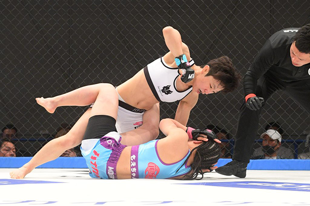 아톰급 세계랭킹 8위 박정은이 종합격투기 -49㎏ 한일전 원정경기에서 스다 모에리를 TKO 시키고 있다. 사진=DEEP JEWELS