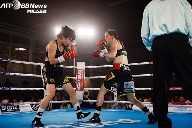 세계복싱평의회 슈퍼페더급 랭킹 3위 신보미레(왼쪽)가 1위 델핀 페르손과 월드타이틀매치 도전자 결정전을 치르고 있다. 사진=AFPBBNews=News1