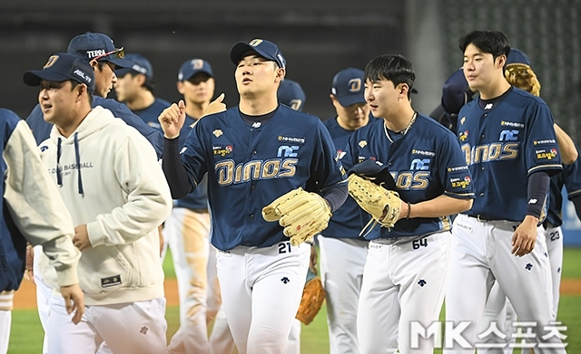 3일 잠실 LG전에서 승리하며 2연승 및 위닝시리즈를 확보한 NC 선수단. 사진(잠실 서울)=천정환 기자