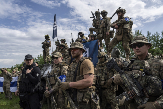 러시아 의용군단 병사들이 지난달 24일(현지시각) 우크라이나 동북부 수미주 러시아와의 국경 부근에서 기자회견 준비를 하고 있다. AP 뉴시스