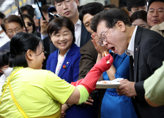 이재명(오른쪽) 더불어민주당 대표가 3일 오후 부산 중구 자갈치 시장을 찾아 해산물을 맛보고 있다. 연합뉴스
