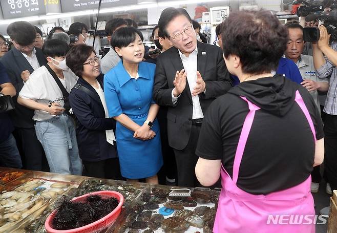 [부산=뉴시스] 하경민 기자 = 이재명 더불어민주당 대표가 3일 부산 중구 자갈치시장을 방문, 상인과 대화하고 있다. 2023.06.03. yulnetphoto@newsis.com