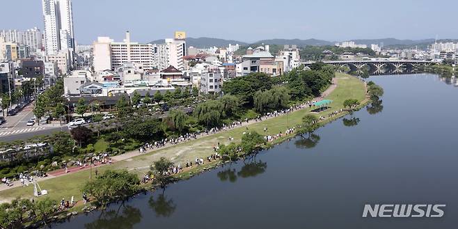 [진주=뉴시스] 홍정명 기자=3일 경남 진주시 남강둔치 일원에서 3년 만에 열린 'BNK경남은행과 함께 걸어요, 진주시 남강 걷기대회' 참가자들이 6.4㎞ 코스를 천천히 걷고 있다.(사진=BNK경남은행 제공) 2023.06.03.  photo@newsis.com