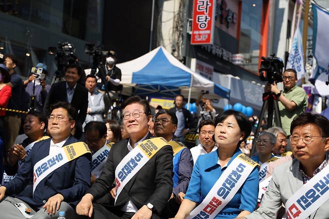 이재명 더불어민주당 대표가 3일 오후 부산 부산진구 서면에서 열린 후쿠시마 오염수 방류 반대 영남권 규탄대회에 참석해 윤석열 정부에 대한 공세를 펼쳤다.중간에 이재명 대표와 서은숙 부산시당 위원장. 더불어민주당 부산시당 제공