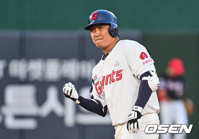 [OSEN=부산, 이석우 기자]롯데 자이언츠 정훈이 2회말 1타점 적시타를 치고 세리머니를 하고 있다. 2023.06.02 / foto0307@osen.co.kr