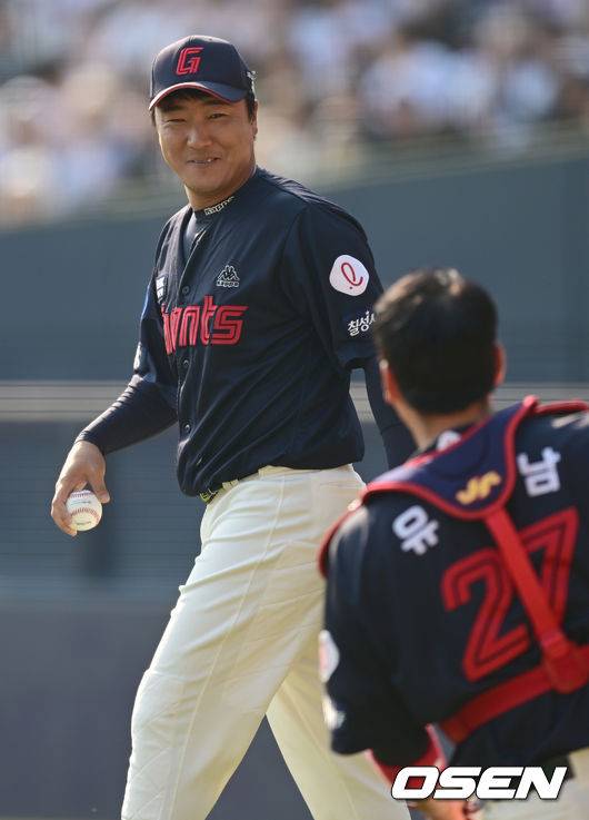 [OSEN=잠실, 김성락 기자] 2일 서울 송파구 잠실야구장에서 ‘2023 신한은행 SOL KBO리그’ 두산 베어스와 롯데 자이언츠의 경기가 열렸다. 7회말 무사 1루 롯데 1루수 정훈이 두산 양석환의 내야플라이 타구를 처리한 뒤 포수 유강남과 이야기를 나누고 있다. 2023.04.02 / ksl0919@osen.co.kr