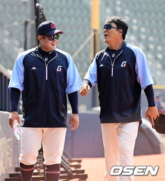 [OSEN=잠실, 지형준 기자]경기에 앞서 롯데 유강남, 정훈이 이야기를 나누며 즐거워 하고 있다. 2023.04.01 /jpnews@osen.co.kr