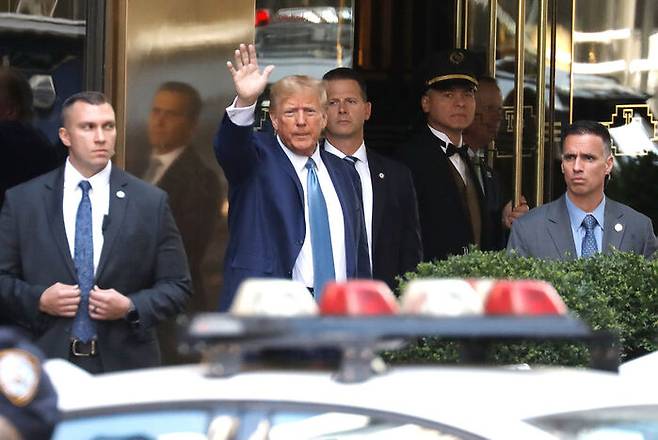 법정 출석을 위해 트럼프타워를 나서며 지지자들에게 손을 흔드는 트럼프. 지난 4월. / 출처 : 게티이미지