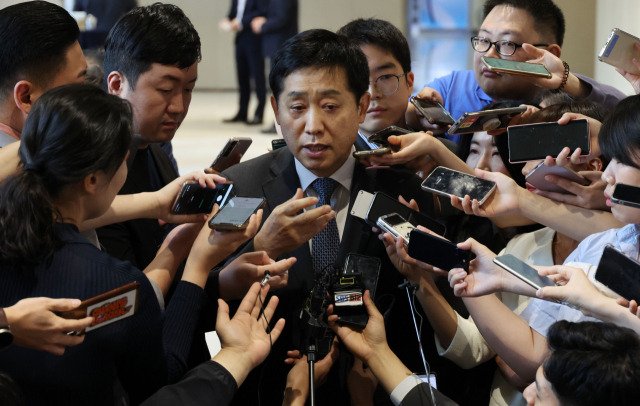 김주현 금융위원회 위원장이 지난달 23일 서울 여의도 한국거래소에서 열린 불공정거래 근절을 위한 유관기관 합동토론회에 참석 후 기자들과 만나 질문에 답변하고 있다. 연합뉴스