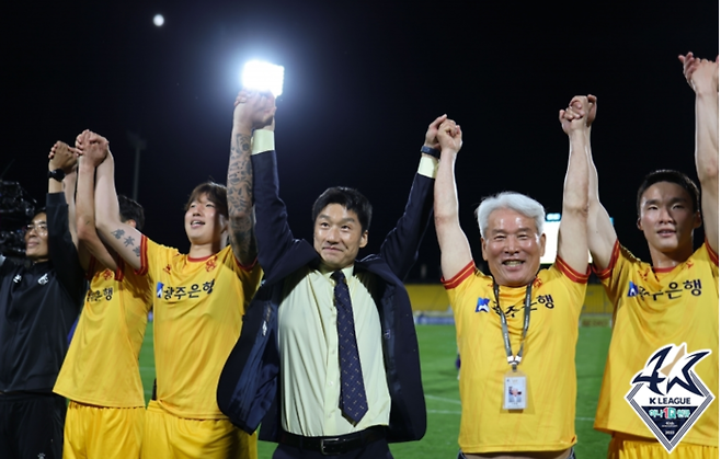 이정효 감독(가운데)이 3일 포항전에서 승리한 뒤 기뻐하고 있다. 프로축구연맹 제공