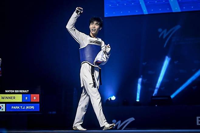 기뻐하는 박태준 태권도 국가대표 박태준이 2일(현지시간) 아제르바이잔 바쿠 크리스털홀에서 열린 2023 세계태권도선수권대회 남자 54㎏급 결승에서 승리한 뒤 기뻐하고 있다. [세계태권도연맹 제공. 재배포 및 DB금지]