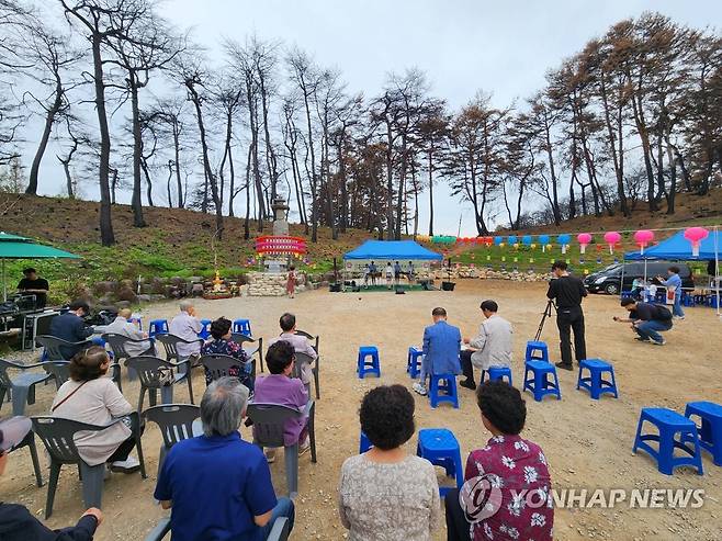 산불 피해 사찰에 울려 퍼지는 국악 선율 (강릉=연합뉴스) 부처님오신날인 5월 27일 강릉산불로 대웅전 등 사찰 건물 4채가 잿더미가 된 강원 강릉시 인월사에서 퓨전국악그룹 '비단'의 봉축 치유 공연이 펼쳐지고 있다. [인월사 제공. 연합뉴스 자료사진]