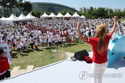 2023 세이브더칠드런 국제어린이마라톤   (파주=연합뉴스) 임병식 기자 = 3일 경기도 파주시 운정호수공원에서 열린 2023 세이브더칠드런 국제어린이마라톤에서 참가자들이 출발에 앞서 체조로 몸을 풀고 있다. 2023.6.3
    andphotodo@yna.co.kr