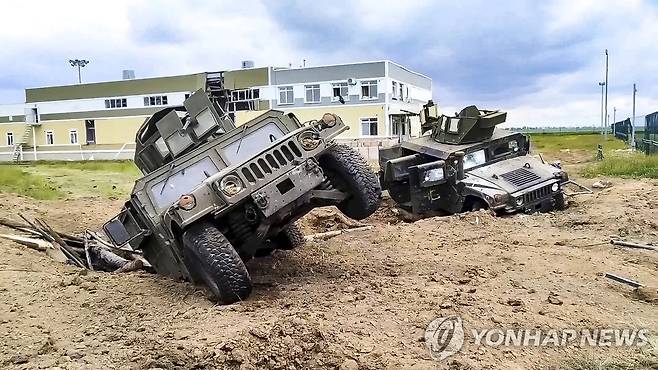 러시아의 우크라이나 접경지 벨고로드에 고장난 군용차량 [AP 연합뉴스]
