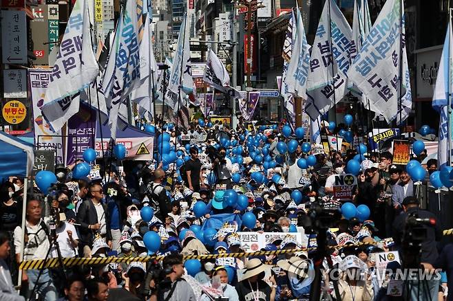 부산서 후쿠시마 오염수 방류 규탄대회 연 민주당 (부산=연합뉴스) 손형주 기자 = 3일 오후 부산 부산진구 서면에서 후쿠시마 오염수 방류 반대 영남권 규탄대회가 열리고 있다. 2023.6.3 handbrother@yna.co.kr