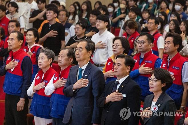 RCY 70주년 합동 선서식 참석한 한덕수 국무총리 (부산=연합뉴스) 황광모 기자 = 한덕수 국무총리가 3일 오후 부산시 영도구 한국해양대에서 열린 RCY 70주년 기념 합동 선서식에 참석해 국기에 경례하고 있다. 2023.6.3 hkmpooh@yna.co.kr