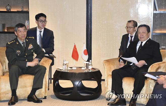 싱가포르서 열린 중일 국방장관 회담 (싱가포르 교도=연합뉴스) 리상푸 중국 국방부장(왼쪽)과 하마다 야스카즈 일본 방위상이 3일(현지시간) 싱가포르에서 중일 국방장관 회담을 하고 있다.