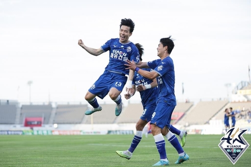 K리그 데뷔골을 넣고 기뻐하는 충남아산 김승호 [한국프로축구연맹 제공. 재판매 및 DB 금지]