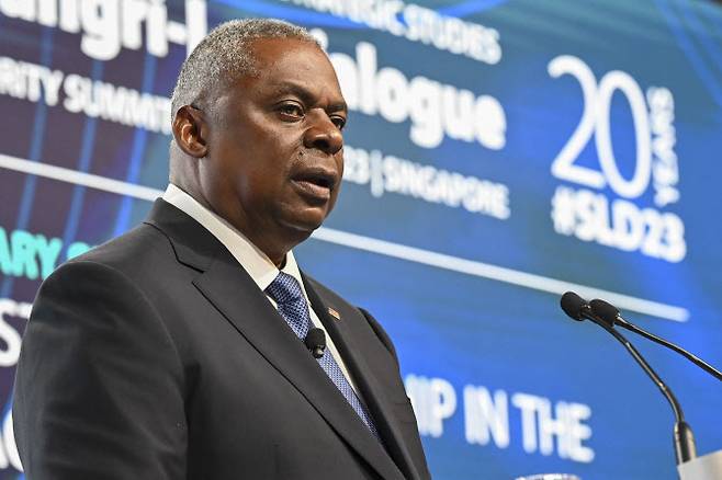 로이드 오스틴 미 국방장관이 3일(현지시간) 아시아 안보회의(샹그릴라대화)에서 ‘미국의 인도·태평양 지역 리더십’을 주제로 연설하고 있다.(사진=AFP)