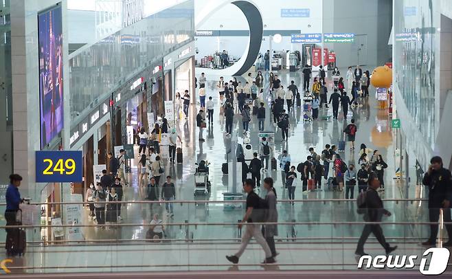 인천국제공항 제2여객터미널에서 여행객들이 면세점을 이용하고 있다. 2023.5.22/뉴스1 ⓒ News1 김도우 기자