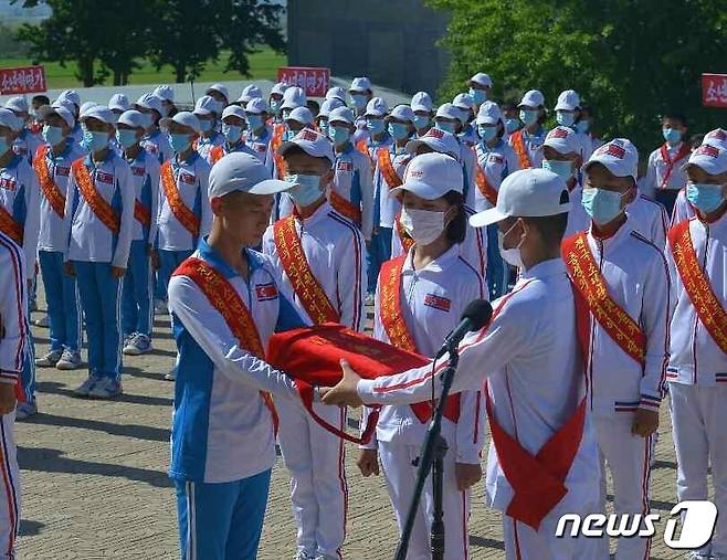 (평양 노동신문=뉴스1) = 북한 노동당 기관지 노동신문은 "300만 소년단원들의 한결같은 마음을 담아 삼가 올리는 충성의 편지를 안고 온 나라 방방곡곡을 누벼온 전국 소년단원들의 '충성의 편지 이어달리기' 대열들이 지난 3일 수도 평양에 도착했다＂고 4일 전했다. 이들은 지난달 18일 이어달리기를 시작했다. [국내에서만 사용가능. 재배포 금지. DB 금지. For Use Only in the Republic of Korea. Redistribution Prohibited] rodongphoto@news1.kr