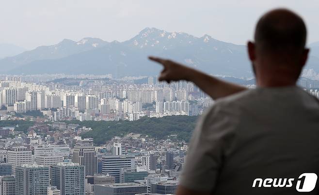 지난달 서울 아파트 거래량이 3,000건을 넘어서며 1년 8개월 만에 최고치를 기록하며 거래 시장이 일부 회복세를 보이고 있다. 19일 서울부동산정보광장에 따르면, 이날 기준 지난달 서울의 아파트 거래량은 3,000건을 기록 중이다. 2021년 8월(4,065건) 이후 1년 8개월 만에 가장 많은 수치며, 지난 2월 2457건, 3월 2979건에 이어 상승세로, 세달 연속 2000건을 넘어섰다. 사진은 19일 오후 서울 중구 남산에서 바라본 아파트 단지. 2023.5.19/뉴스1 ⓒ News1 김진환 기자